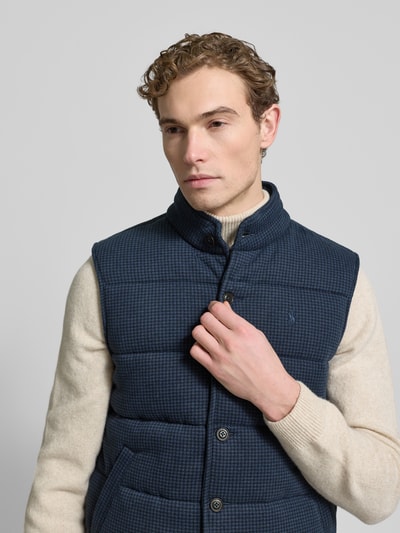 Mannelijk model draagt donkerblauwe Weste met Stehkragen und Label-Stitching van Polo Ralph Lauren, katoen, regular fit, Nahaufnahme bovenlichaam.
