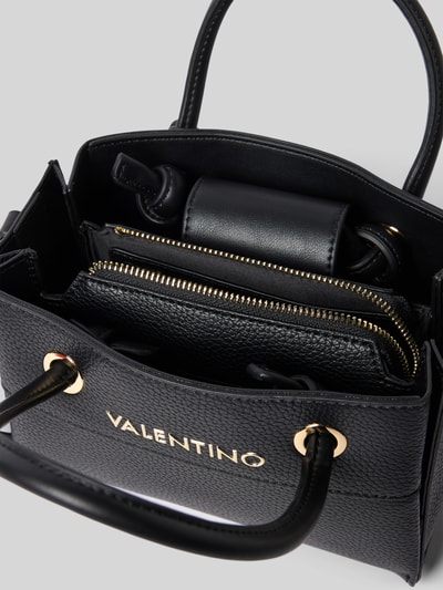 Produktfoto, schwarze Handtasche mit Label-Detail Modell 'ALEXIA' von VALENTINO BAGS, Reißverschluss, Tragehenkel, abnehmbarer Schulterriemen, Hauptfach, strukturierte Oberfläche, Größe 21x15x10 cm, Riemenlänge 123 cm.