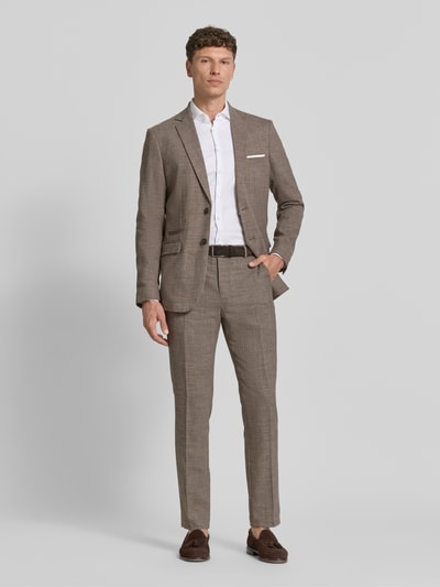 Männermodel trägt Slim Fit Anzugsakko mit Woll-Anteil Modell 'SLIM-OASIS' von SELECTED HOMME in melange braun, Twill, Ganzkörperansicht von vorne.