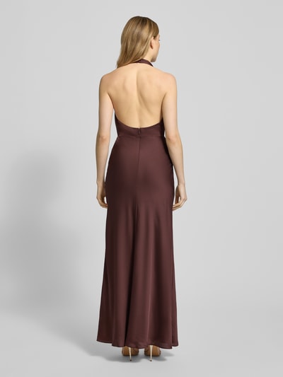 Frauenmodel trägt Neckholder-Abendkleid aus Satin Modell 'Becca' von Forever New, taillierter Schnitt, Maxikleid, braun, Rückenansicht.