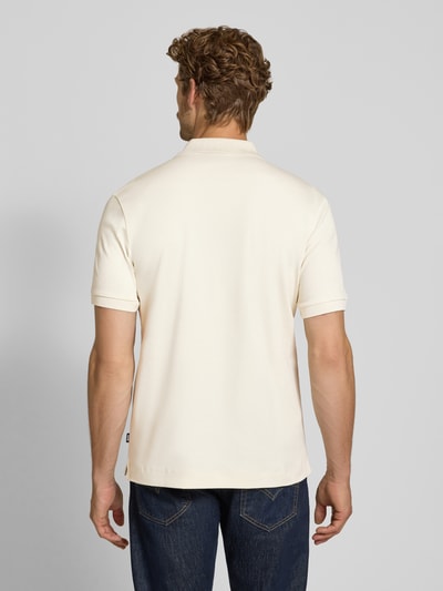 Männermodel trägt Regular Fit Poloshirt aus reiner Baumwolle Modell 'H-Parlay 49' von BOSS in Creme, glatte Textur, Ganzkörperansicht Rückansicht, Herren Poloshirt von BOSS
