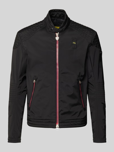 Produktfoto, schwarze Jacke mit Zweiwege-Reißverschluss Modell 'Thayer' von Blauer Usa, Material-Mix, gerader Schnitt, Stehkragen, rote Zipper, sichtbare Reißverschlusstaschen, dezente Steppdetails, glatte Textur, Stretch-Anteil