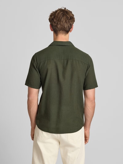 Männermodel trägt Slim Fit Freizeithemd aus Baumwoll-Leinen-Mix Modell 'CAIDEN' von Only & Sons in Melange-Optik, Ganzkörperansicht Rückansicht.