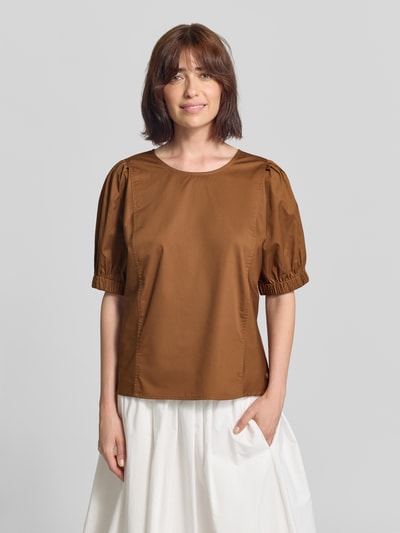 Frauenmodel trägt Regular Fit Bluse mit Puffärmeln Modell 'SOLID' von Fynch-Hatton in Braun, Rundhalsausschnitt, Nahaufnahme Oberkörper. Rückenlänge 61 cm, Ärmellänge 32 cm bei Größe 36.