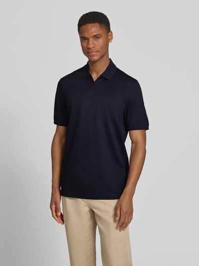 Männermodel trägt Regular Fit Poloshirt mit Strukturmuster von bugatti, Reine Baumwolle, Polokragen, V-Ausschnitt, Label-Detail, Ganzkörperansicht von vorne.