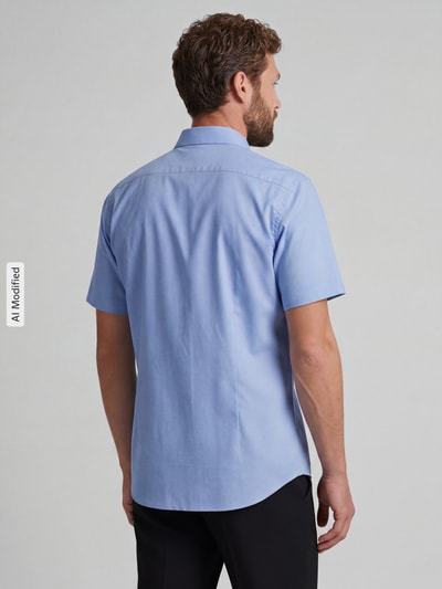 Männermodel trägt Slim Fit Business-Hemd aus Baumwolle mit Kentkragen von Jake*s in Hellblau, glatte Struktur, Ganzkörperansicht Rückansicht. Rückenlänge 78 cm, Schulterbreite 47 cm, Ärmellänge 24 cm.