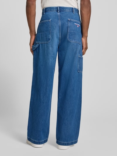 Mężczyzna nosi Baggy Fit Jeans aus reiner Baumwolle von Polo Ralph Lauren w kolorze niebieskim, widok całej sylwetki od tyłu.