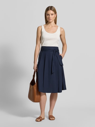 Frauenmodel trägt Regular Fit Midirock in Falten-Optik von Christian Berg Woman aus Reine Baumwolle, dunkelblau, Ganzkörperansicht von vorne.