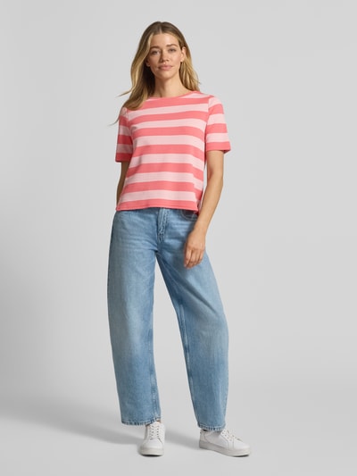 Frauenmodel trägt T-Shirt mit Rundhalsausschnitt und 1/2-Arm von More & More, rosa-weiß gestreift, Regular Fit, Allover-Look, Jeans, Ganzkörperansicht von vorne.