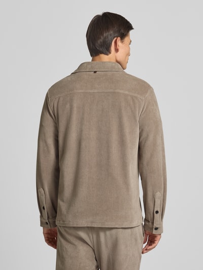Männermodel trägt Regular Fit Overshirt mit Pattentaschen Modell 'Taylor' von Zuitable, Baumwoll-Mix, Rückansicht, Ganzkörperansicht.