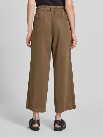 Frauenmodel trägt Regular Fit Culotte aus Lyocell Modell 'MAINE S' von Brax in Optik: Unifarben mit Elastisch Bundabschluss, Tunnelzug, seitlichen Eingrifftaschen und Leistentaschen, Material Lyocell, Ganzkörperansicht Rückansicht.