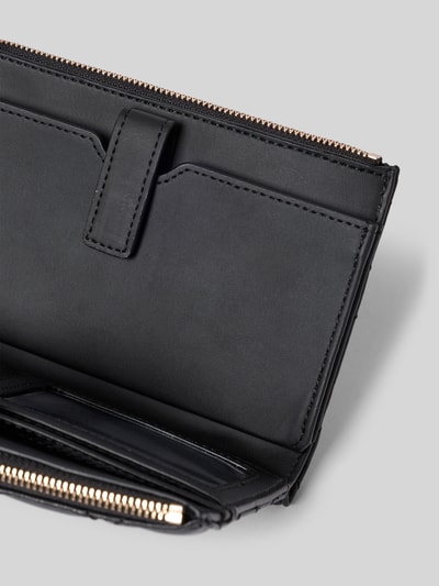 Produktfoto, schwarze Clutch mit Steppnähten und Trageschlaufe Modell 'JULIET' von GUESS, Reißverschluss, glatte und strukturierte Textur, Damen Clutch