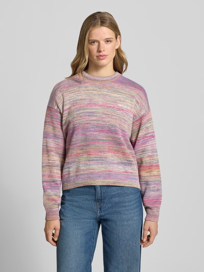Frauenmodel trägt Strickpullover mit überschnittenen Schultern Modell 'Keenan' von Carhartt Work In Progress, mehrfarbig, Reine Baumwolle, lockerer Schnitt, Rundhalsausschnitt, Ganzkörperansicht von vorne.