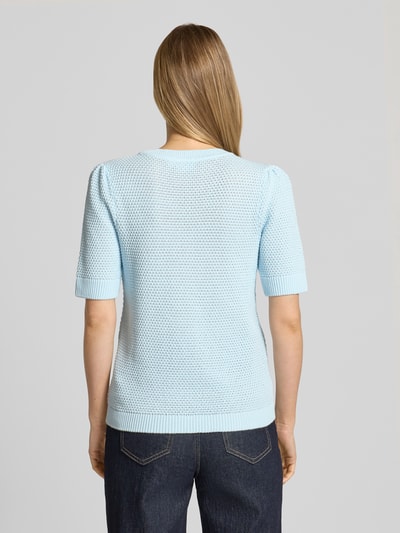 Kobiece model nosi damski t-shirt Slim Fit T-Shirt in Strick-Optik model 'Vidalo' od Vila z bawełny, imitacja dzianiny, okrągły dekolt, długość tyłu 57 cm, długość rękawów 27 cm, widok całej sylwetki z tyłu.