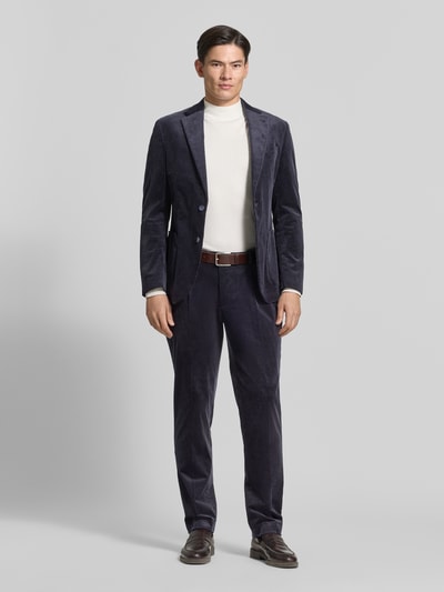 Männermodel trägt Cordhose mit Gesäßtaschen von MCNEAL, dunkelblauer Baumwoll-Elasthan-Mix, Regular Fit, Ganzkörperansicht von vorne.