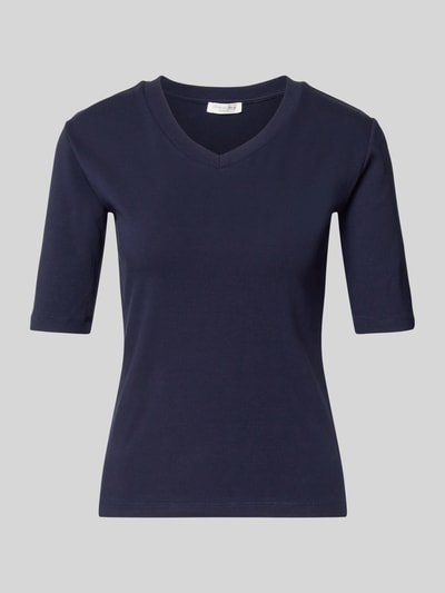 Produktfoto, T-shirt mit V-Ausschnitt von Christian Berg Woman, mieszanka bawełny i elastanu, krój regular fit, rękaw o dł. 1/2, długość tyłu w rozmiarze S 55 cm, kolor granatowy, gładka struktura