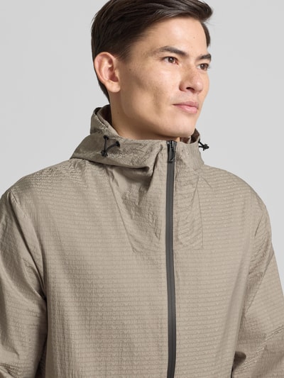 Männermodel trägt Jacke mit Zweiwege-Reißverschluss von Emporio Armani, Regular-Fit, Kapuze mit Tunnelzug, Nahaufnahme Oberkörper.