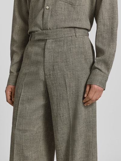 Männermodel trägt Wide Fit Stoffhose aus Viskose-Mix von WON HUNDRED, elastisches Material, Bügelfalten, Nahaufnahme Oberkörper.