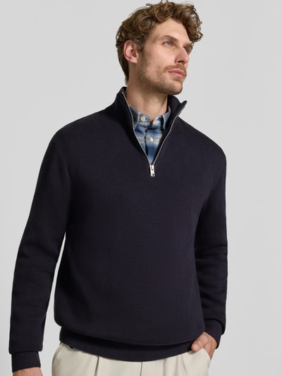 Männermodel trägt Slim Fit Pullover aus reiner Baumwolle Modell 'MILANO' von JACK & JONES in Dunkelblau, Strick-Optik, Ganzkörperansicht von vorne. Rückenlänge 73 cm, Ärmellänge 68 cm, Troyer-Kragen.