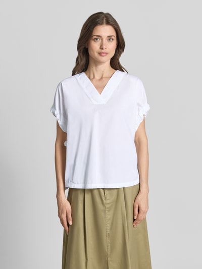 Frauenmodel trägt Relaxed Fit Bluse mit V-Ausschnitt von Marc Cain aus Reine Baumwolle, weiß, mit Raffung, Kurzärmelig, Ganzkörperansicht von vorne.