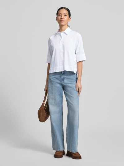 Modelka nosi Boxy Fit Bluse mit verdeckter Knopfleiste von Milano Italy, biała koszula z kołnierzykiem, bawełniany miks ze stretchem, krój boxy fit, długość tyłu w rozmiarze 36: 54 cm, długość rękawa w rozmiarze 36: 34 cm; widok sylwetki z przodu, zdjęcie całopostaciowe.