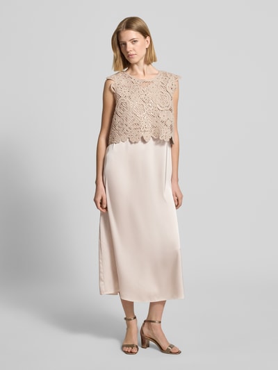 Frauenmodel trägt Midikleid im 2-in-1-Look mit Rundhalsausschnitt von Betty Barclay aus Satin in A-Linie, Creme- und Beigetöne, Ganzkörperansicht von vorne. Rückenlänge bei Größe 36: 122 cm, Brustweite bei Größe 36: 48 cm.