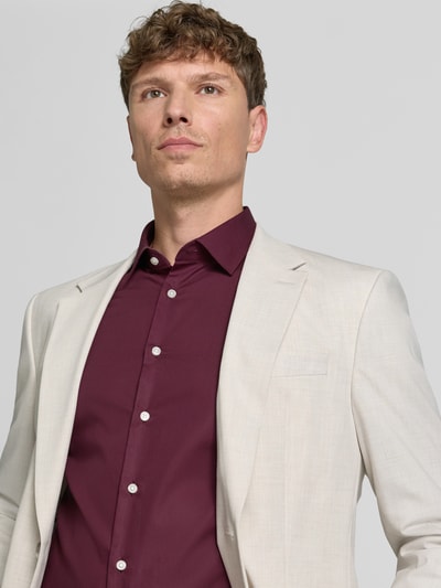 Männermodel trägt Slim Fit Business-Hemd mit kentkraag van Jake*s, puur katoen, knoopsluiting, zakelijk, nahaufnahme oberkörper. Ruglengte 79 cm, schouderbreedte 45 cm, mouwlengte 67 cm, maat 39/40.