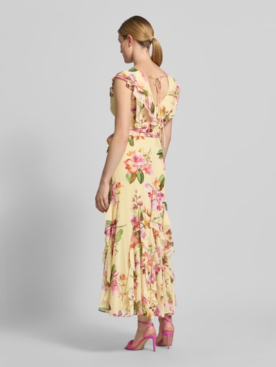 Frauenmodel trägt Maxikleid mit Volants und Bindegürtel von V by Vera Mont aus Chiffon im Allover-Look, Rückenlänge 135 cm, A-Linie, Ganzkörperansicht Rückansicht.