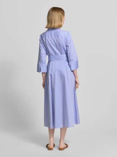 Frauenmodel trägt Midikleid mit Hemdblusenkragen Modell 'Alina' von Christian Berg Woman aus Reine Baumwolle, Taillierte Passform, 3/4-Arm, dünne Längsstreifen, abnehmbares Taillenband, Rückenlänge bei Größe 36: 123 cm, Brustweite 48 cm, Ärmellänge 48 cm, Ganzkörperansicht Rückansicht.