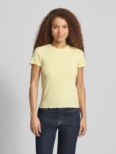 Frauenmodel trägt Slim Fit T-Shirt mit Viskose-Anteil Modell 'NICCA' von Pieces, Optik: Unifarben, Ripp, Ganzkörperansicht von vorne.