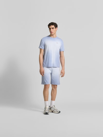 Männermodel trägt Regular Fit T-Shirt aus reiner Baumwolle von Diesel mit Farbverlauf, Label-Stitching, Rundhalsausschnitt, Rückenlänge 68 cm, Hellblau, Ganzkörperansicht von vorne.