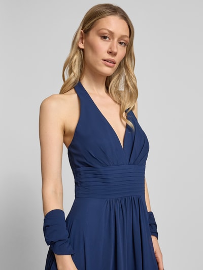 Frauenmodel trägt Neckholder-Maxikleid mit V-Ausschnitt von Mascara aus Chiffon, Taillierter Schnitt, Nahaufnahme Oberkörper. Rückenlänge bei Größe 36: 127 cm, Brustweite: 35 cm.