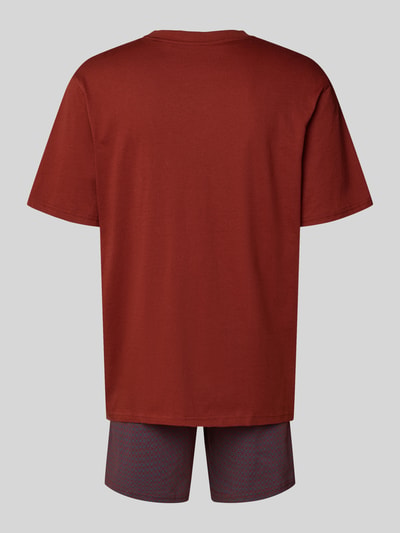 Männermodel trägt Pyjama in minimalistischem Design von Schiesser, reine Baumwolle in Rot, kurzer Schnitt, klassische Optik, Ganzkörperansicht Rückansicht.
