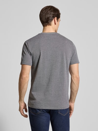 Männermodel trägt T-Shirt mit Rundhalsausschnitt und Label-Stitching von Gant in Grau, Reine Baumwolle, Regular-Fit, Rückenlänge 69 cm, Ganzkörperansicht Rückansicht.