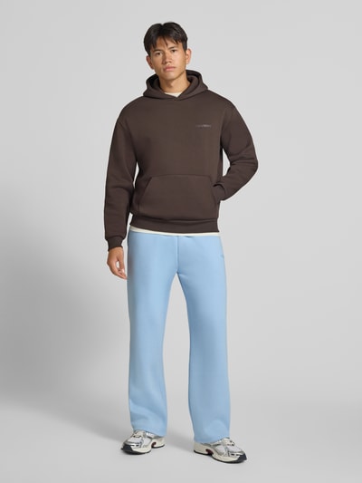 REVIEW Regular Fit Hoodie aus Baumwoll-Mix mit Label-Detail Dunkelbraun 1