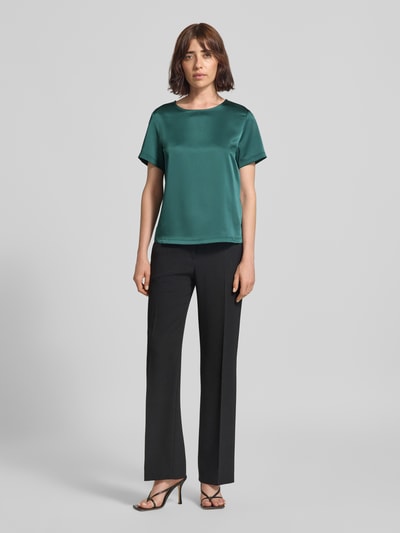 Frauenmodel trägt Regular Fit T-Shirt aus Satin Modell 'GILBERT' von Weekend Max Mara in glänzendem Grün, Rundhals, Ganzkörperansicht von vorne.