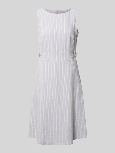 Productfoto, 'Knielanges Kleid aus Seersucker mit Streifen und Lurex' van Christian Berg Woman Selection, wit met zilveren strepen, A-lijn, ronde hals, textuur met seersucker.