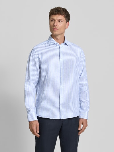 Männermodel trägt Regular Fit Business-Hemd aus Leinen mit Kentkragen von SEIDENSTICKER, weiß-blau gestreift, Knopfleiste, Ganzkörperansicht von vorne.
