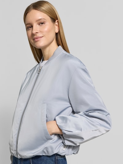 Kobiece modelka nosi Regular Fit Blouson mit Baseball-Kragen od Marc O'Polo, efekt: jednolity kolor, bufiaste rękawy, wpuszczane kieszenie, materiał z recyklingu, zamek błyskawiczny, długi rękaw, wykończenie tunelowe; ujęcie: z przodu, górna część ciała.