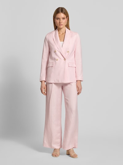 Frauenmodel trägt Regular Fit Blazer aus Leinen-Mix mit Viskose-Anteil von Christian Berg Woman Selection in zartem Rosa mit Pattentaschen, doppelreihige Knopfleiste, glatte Oberfläche, Ganzkörperansicht von vorne. Rückenlänge 71 cm, Brustweite 48 cm, Ärmellänge 63 cm, Größe 36.
