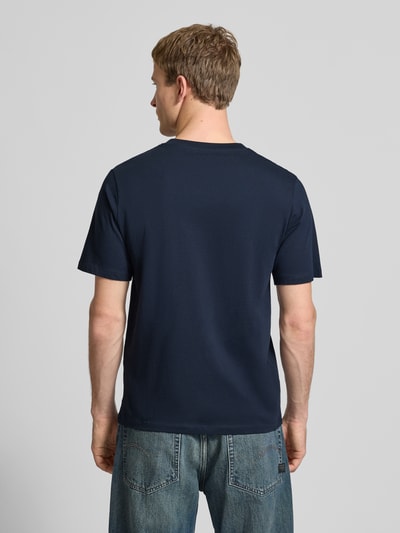 Männermodel trägt Regular Fit T-Shirt mit Logo-Print von JACK & JONES aus reiner Baumwolle, dunkelblau, Ganzkörperansicht Rückansicht.