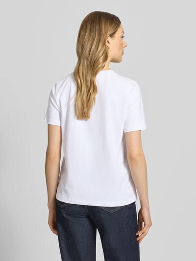 Frauenmodel trägt Damen T-Shirt mit geripptem Rundhalsausschnitt Modell 'NORA' von Vila aus Baumwoll-Elasthan-Mix, Lockerer-Schnitt, Rückenlänge 60 cm, Ganzkörperansicht Rückansicht.