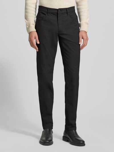 Männermodel trägt Stoffhose mit 5-Pocket-Design Modell 'Cadiz' von Brax, Baumwoll-Mix mit Stretch-Anteil, Gerader Schnitt, Nahaufnahme Oberkörper.