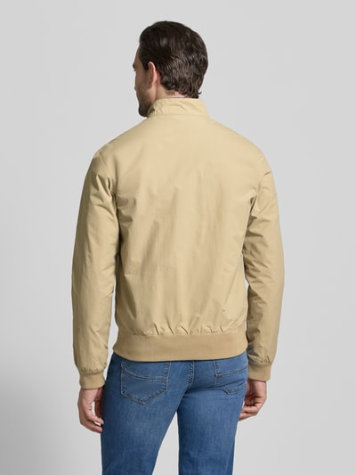 Männermodel trägt Regular Fit Blouson mit Stehkragen Modell 'Royston' von Barbour, Optik: Unifarben, Ganzkörperansicht Rückansicht