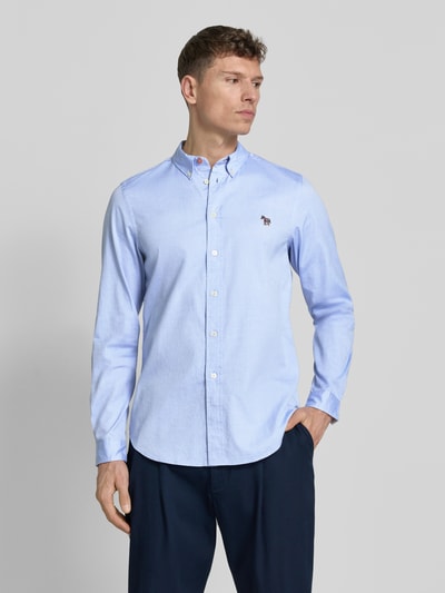 Männermodel trägt hellblaues Tailored Fit Freizeithemd mit Button-Down-Kragen von PAUL SMITH aus reiner Baumwolle, Stitching, Ganzkörperansicht von vorne. Rückenlänge 70 cm, Schulterbreite 43 cm, Ärmellänge 68 cm.