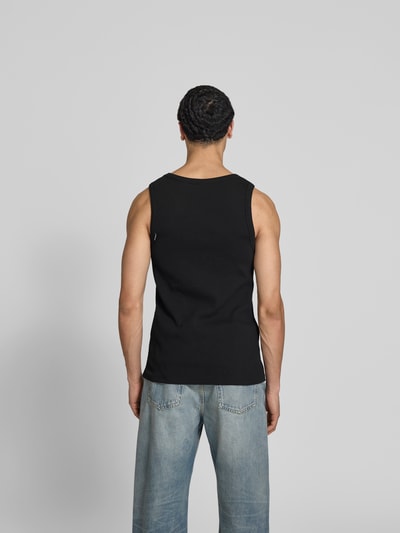 Männermodel trägt Slim Fit Top mit Rundhalsausschnitt von WON HUNDRED, ärmellos, schwarz, Strukturmuster, Ganzkörperansicht Rückansicht.