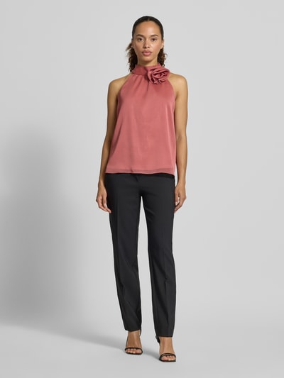 Frauenmodel trägt Top mit floraler Applikation von Swing in Rosa mit Stehkragen und Raffungen, gerade geschnitten, Ganzkörperansicht von vorne.