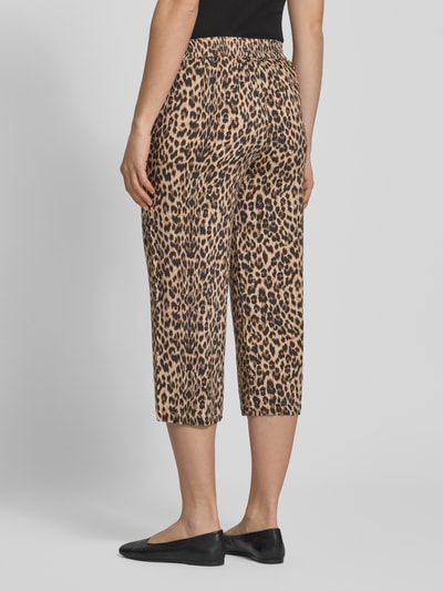 Frauenmodel trägt Regular Fit Culotte aus reiner Viskose Modell 'NOVA' von Only mit Optik: Allover-Muster, elastischem Bundabschluss, Verkürzt, Material: reine Viskose, Grundfarbe Beige mit braunem Muster, Ganzkörperansicht Rückansicht.