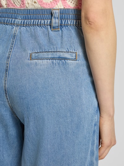 Frauenmodel trägt Jeans mit elastischem Bund und Eingrifftaschen Modell 'RUDY' von SUNCOO PARIS, Lyocell-Baumwoll-Mix, Detailaufnahme Rückansicht.