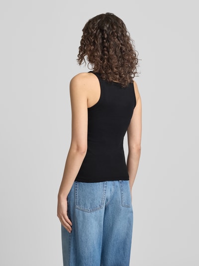 Modelka kobieca ma na sobie Top mit Label-Stitching Modell 'CONTOUR' od Calvin Klein Jeans, czarny, bawełniany, krój slim fit, U-dekolt, długość tyłu w rozmiarze S: 48 cm, widok całej sylwetki od tyłu